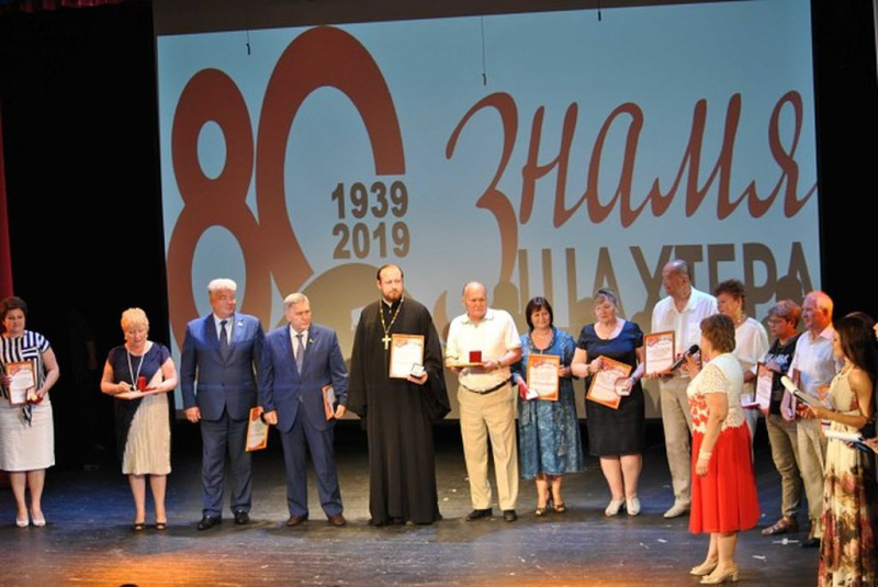 В Новошахтинске состоялось торжественное мероприятие, посвященное 80-летию городской газеты «Знамя шахтера». Сотрудников редакции поздравил протоиерей Роман Амплеев