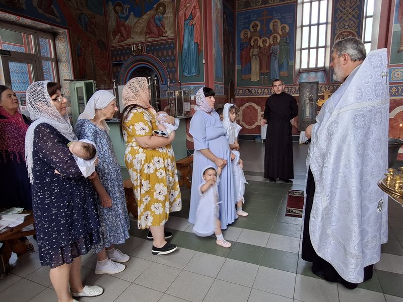 «Теперь мы не одни»: в Покровском храме крестили пятерых малышей из «Дома для мамы»   