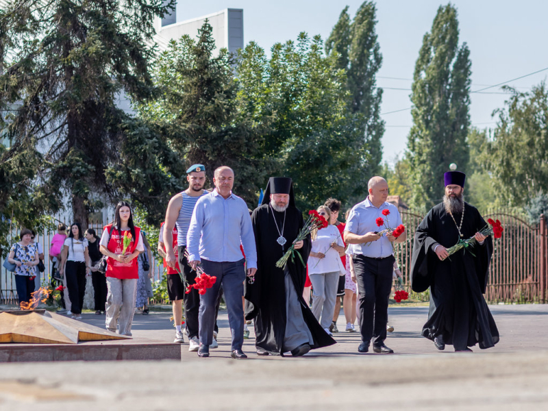 В день Воздушно-десантных войск Преосвященнейший епископ Симон возложил цветы к мемориалу в Александровском парке города Шахты