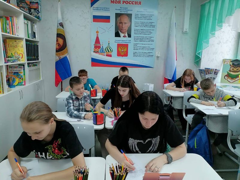 Воспитанники детского приюта "Огонек" поселка Каменоломни приняли участие в акции "Письмо солдату"