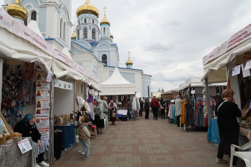 Православная выставка-ярмарка «Пасхальная радость» открылась на Соборной площади города Шахты