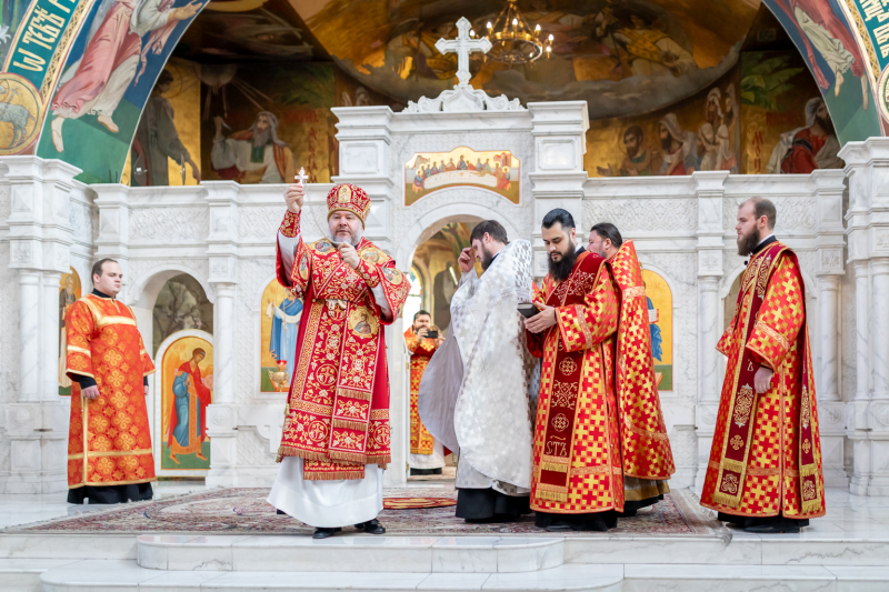 В день памяти святых жен-мироносиц Преосвященнейший Симон совершил Божественную литургию и хиротонию во пресвитеры в Покровском кафедральном соборе города Шахты