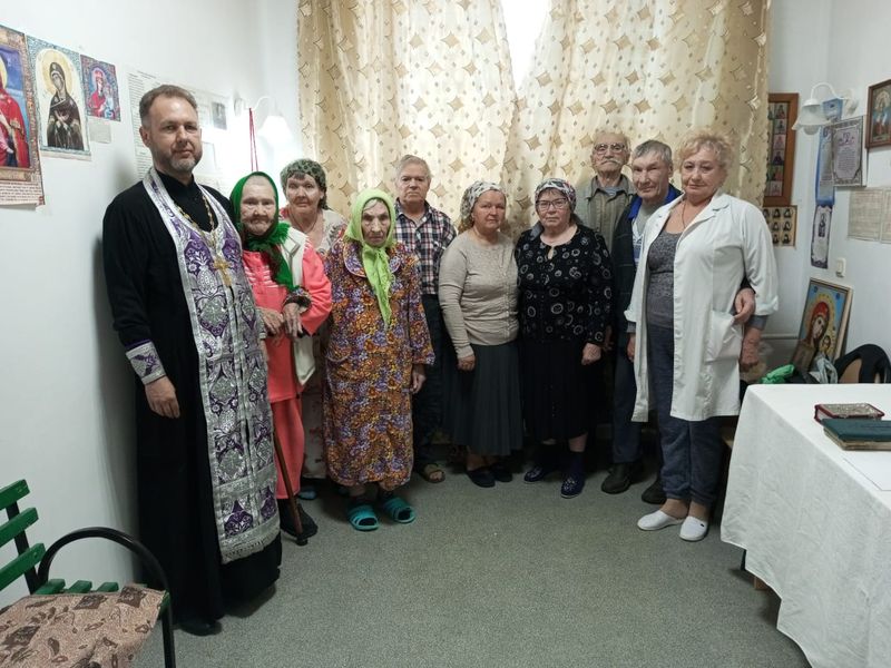 Настоятель храма святой блаженной Ксении Петербургской Багаевского района протоиерей Роман Мясников посетил дом престарелых поселка Садовый