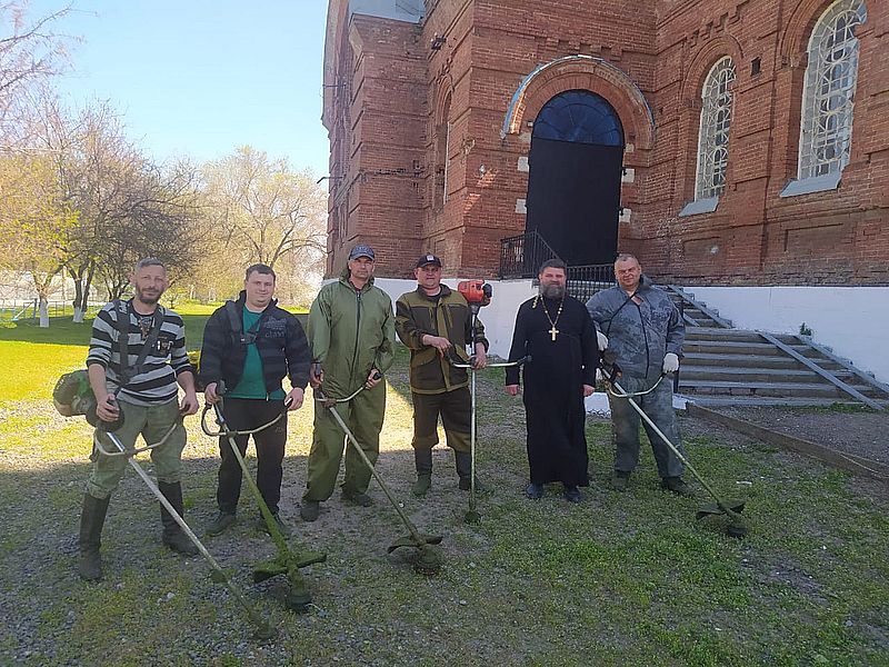 Жители станицы Кривянской провели субботники в преддверии Светлой Пасхи