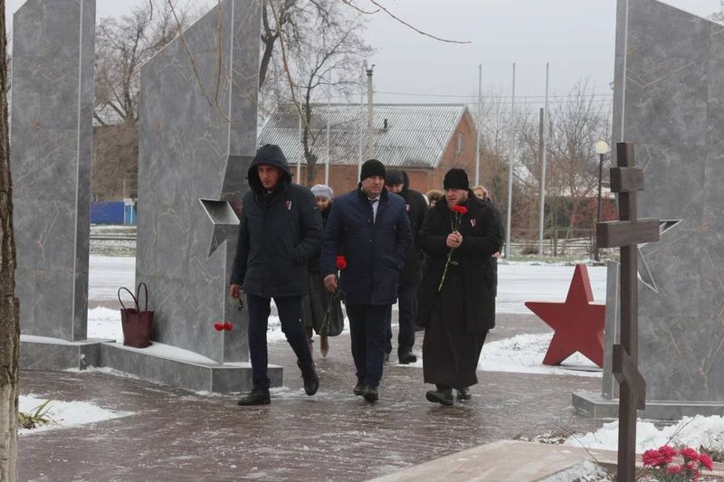 Патриотическая акция «Триколор» и минута молчания: в Зверево-Никольском благочинии отметили День героев Отечества