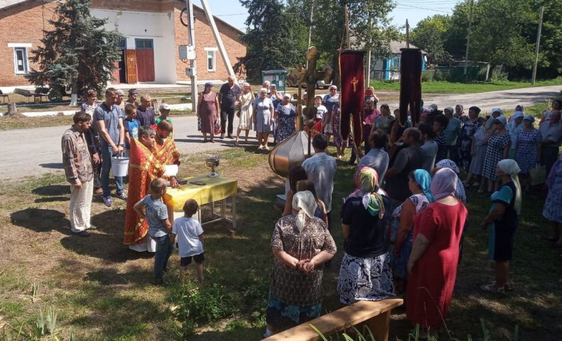 В престольный праздник в храме великомученика и целителя Пантелеимона с. Павловка было совершено соборное богослужение и установка купола