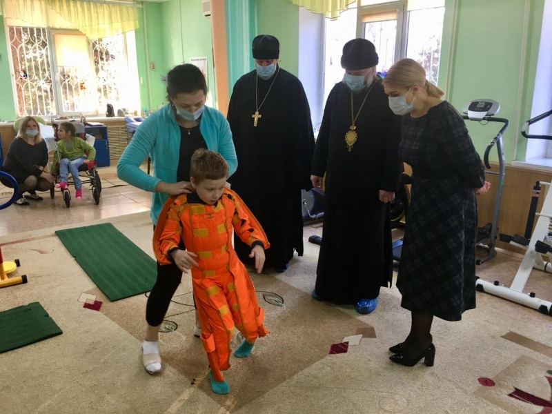 Преосвященнейший епископ Симон в преддверии Рождества Христова посетил детей Центра комплексной реабилитации «Добродея» города Шахты