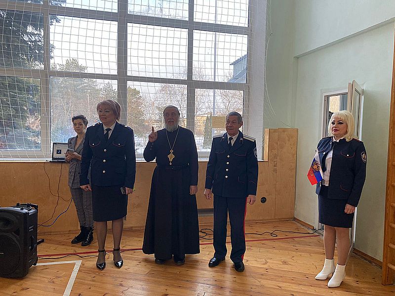 Протоиерей Владимир Поляков принял участие в торжественном открытии месячника военно-патриотической подготовки в Шолоховской гимназии