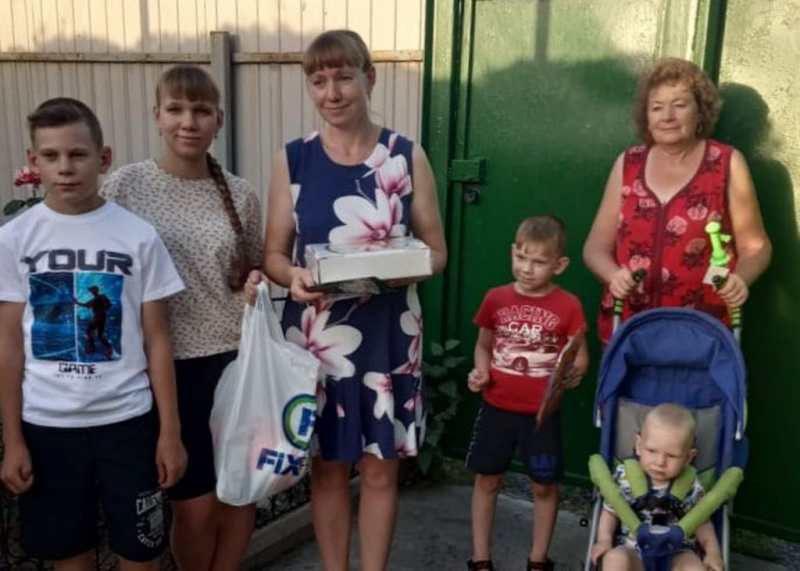 Сестры Марфо-Мариинского сестричества поздравили многодетные семьи с Днем семьи, любви и верности