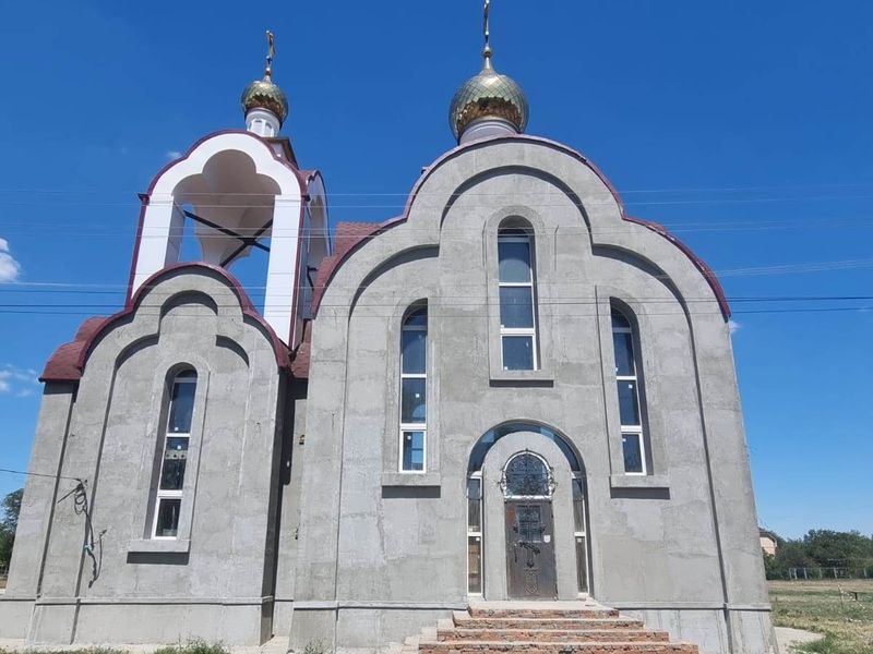 В храме святых мучеников Адриана и Наталии хутора Арпачин возобновились строительно-отделочные работы   