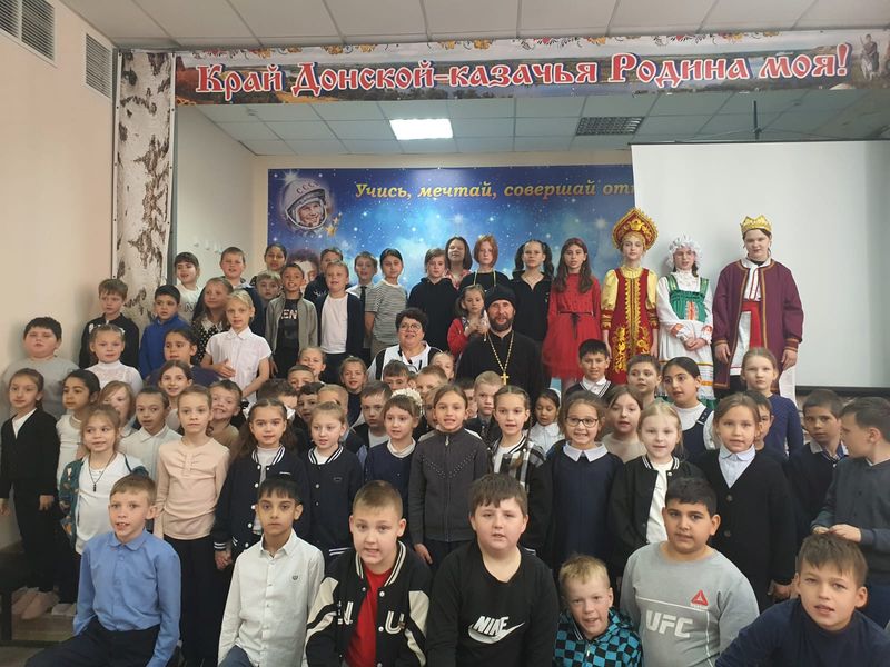 Школа № 14, совместно с храмом святого благоверного князя Александра Невского, организовала концерт, приуроченный к светлому празднику Пасхи