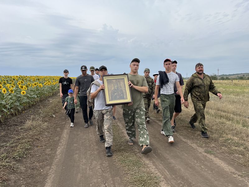 В честь праздника Смоленской иконы Божией Матери в Боковском районе прошел крестный ход