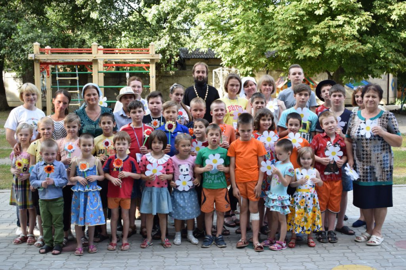 Праздник семьи, любви и верности отметили в социальном приюте «Огонек» п. Каменоломни. Детей поздравил протоиерей Сергий Яценко
