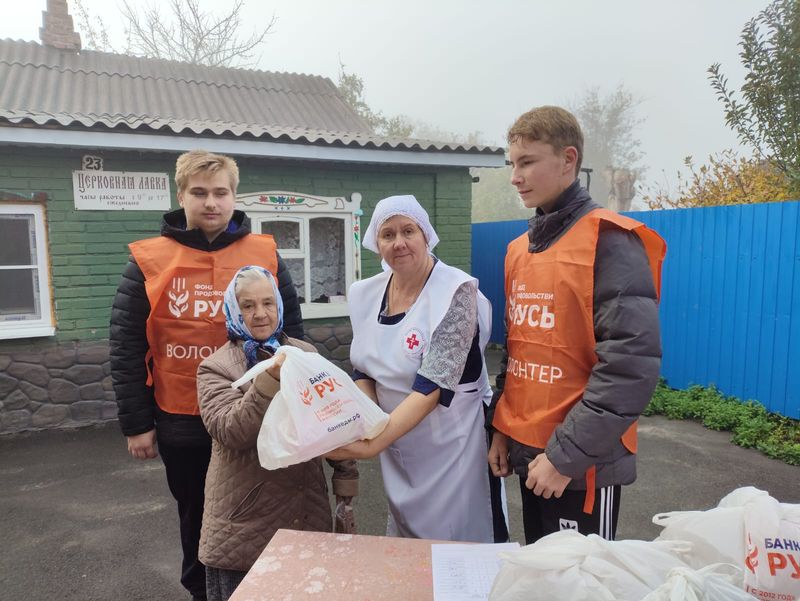 В храме Архистратига Михаила поселки Каменоломни раздали продуктовые наборы малоимущим и многодетным семьям 