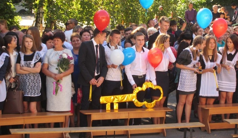 Священник Александровск-Грушевского благочиния принял участие в торжественной линейке, посвящённой началу нового учебного года
