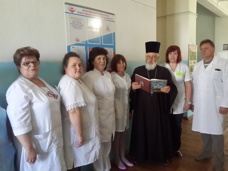 С пастырским визитом шахтинское социальное учреждение посетил протоиерей Николай Уваров