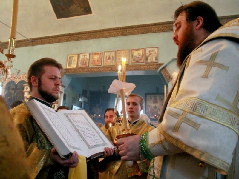 Епископ Игнатий накануне храмового престольного праздника совершил всенощное бдение в Никольском храме г. Шахты