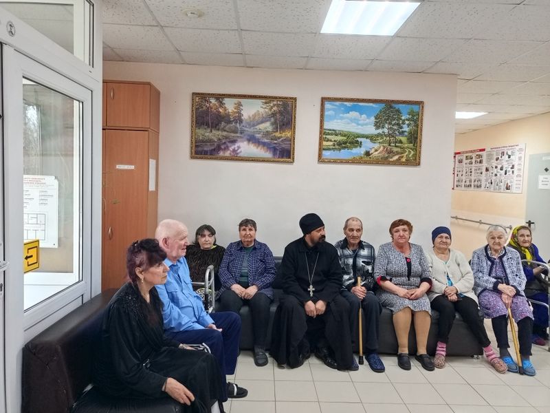 Священник поздравил подопечных социально-реабилитационного центра в селе Первомайском с Пасхой