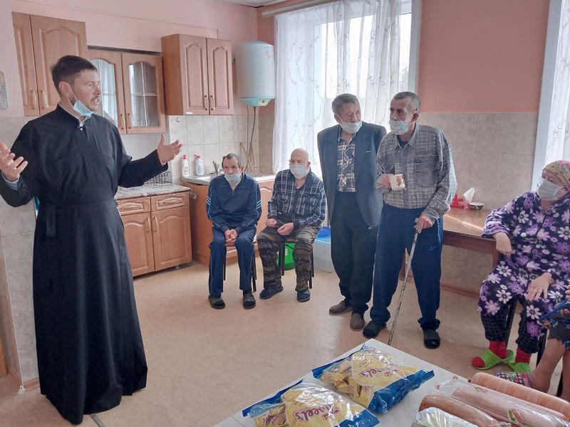 Посещение дома престарелых накануне праздника Покрова Пресвятой Богородицы