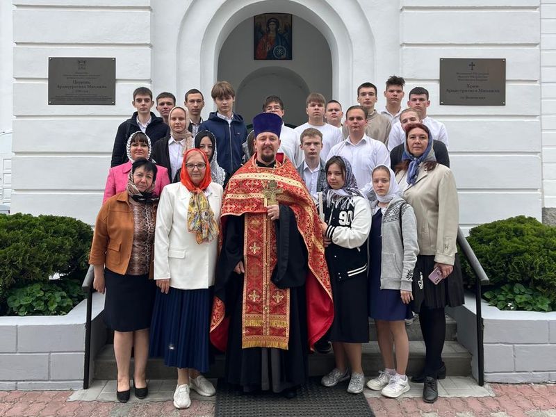 Учащиеся 9-х классов станицы Вешенской получили благословение на успешную сдачу экзаменов