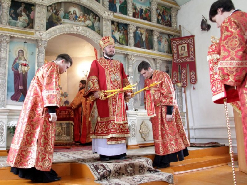 В Неделю вторую по Пасхе, воспоминание уверения апостола Фомы, епископ Шахтинский и Миллеровский Симон совершил Литургию в храме святителя Тихона Задонского п. Тарасовский