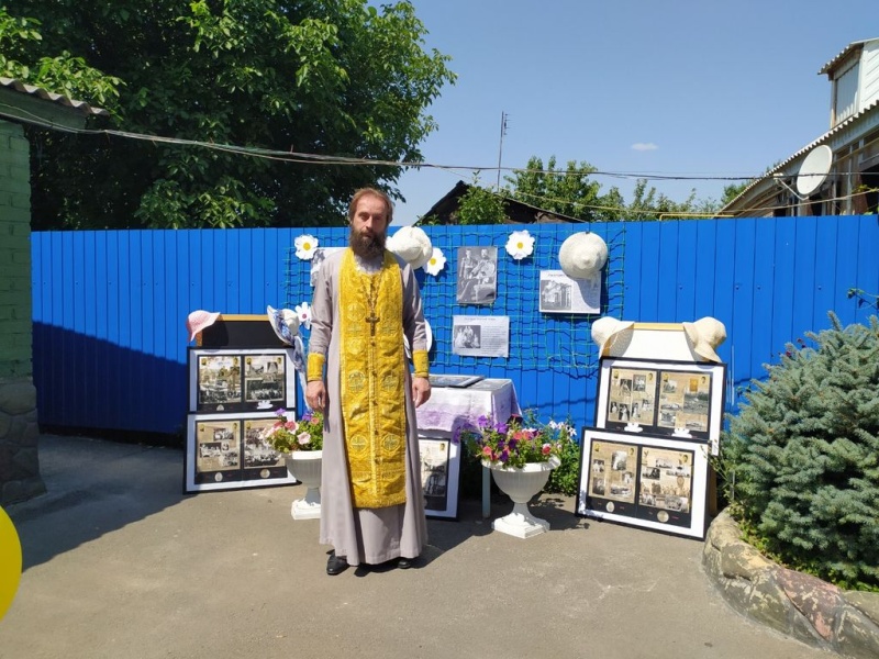 В день памяти святых царственных страстотерпцев в храме Архистратига Михаила п. Каменоломни была организована акция «Белый цветок» и фотозона «Царский венец»