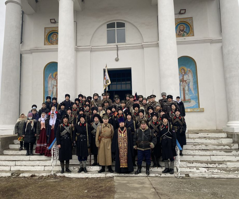 Кадеты, преподаватели Шахтинского казачьего кадетского корпуса им. Я.П. Бакланова и атаман Всевеликого войска Донского В.А. Бобыльченко посетили Успенский храм станицы Калитвенской