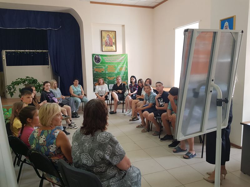 В городе Каменск-Шахтинский добровольцы приняли участие в тренинге и фасовке продуктовых наборов