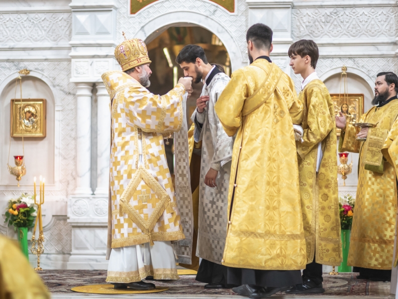В день памяти первоверховных апостолов Петра и Павла Преосвященнейший епископ Симон совершил Божественную литургию и иерейскую хиротонию в Покровском кафедральном соборе города Шахты