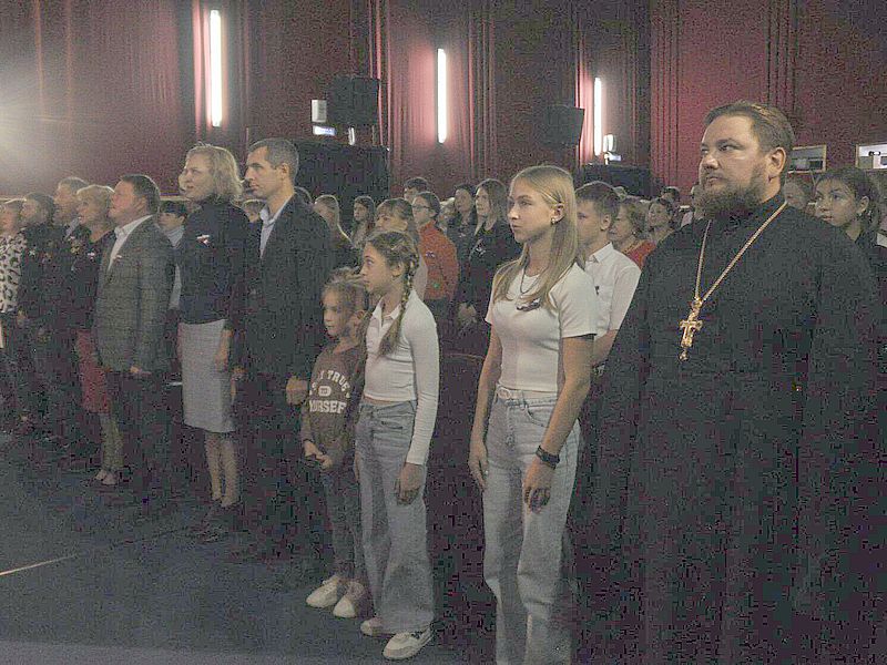 Благочинный приходов Донецкого округа принял участие в концерте-митинге «В единстве народа – победа»