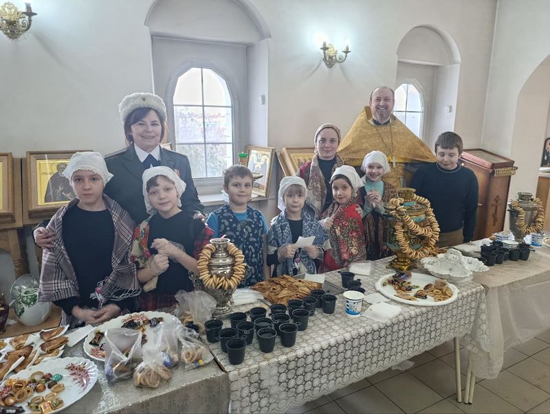 Прощёное воскресенье в Донском храме Новошахтинска: блины, подарки и тепло для семей
