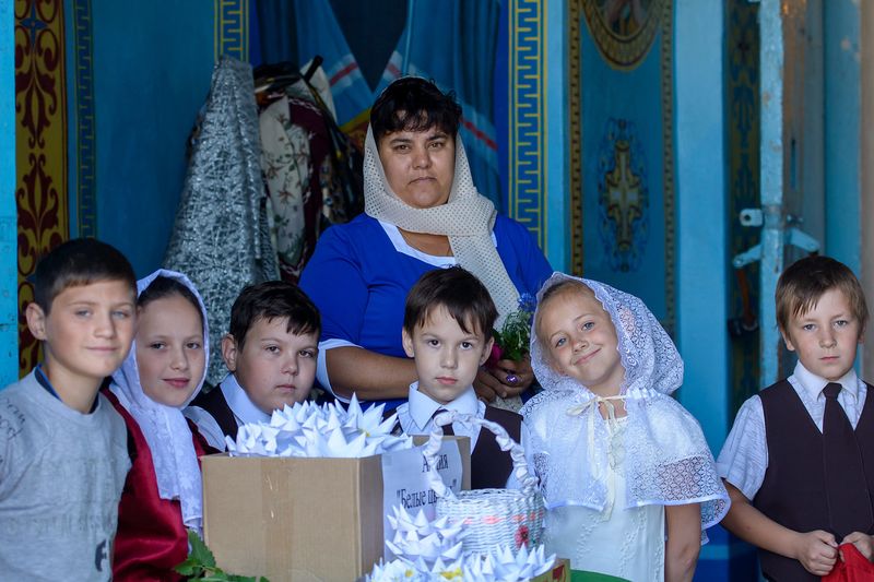 Благотворительная акция «Белый цветок» прошла в Успенском храме станицы Калитвенской в день Святой Троицы
