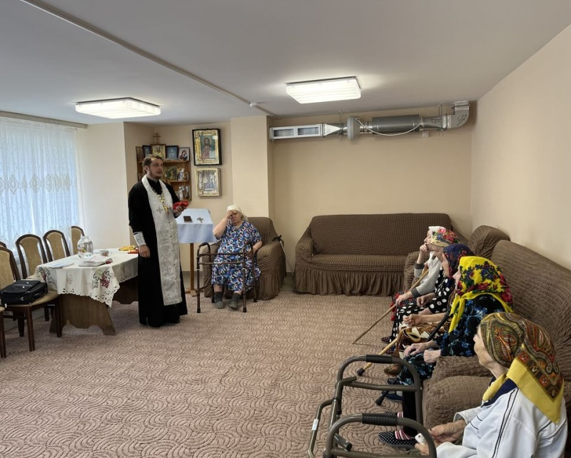 Иерей Александр Левчик с пастырским визитом традиционно посетил реабилитационное отделение для граждан пожилого возраста и инвалидов в станице Боковской