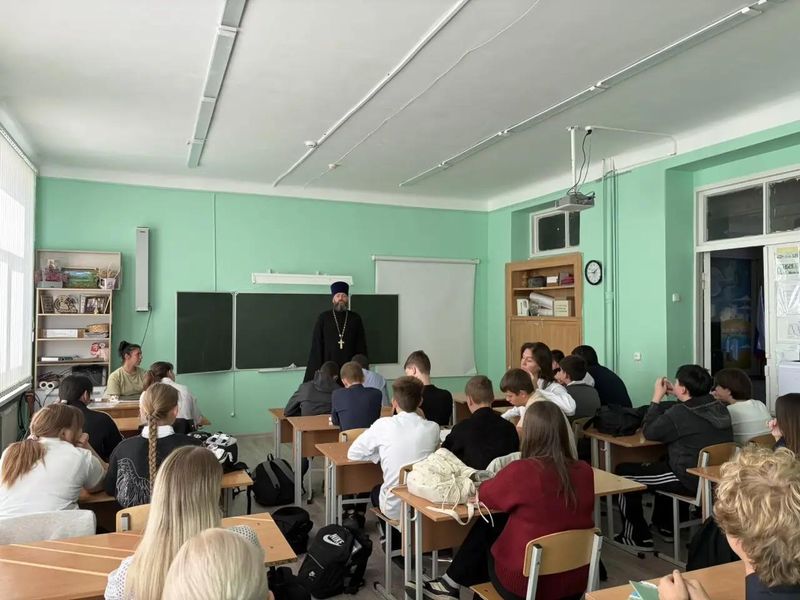 Священник провёл беседу с учениками школы №42 о молитве за ближних
