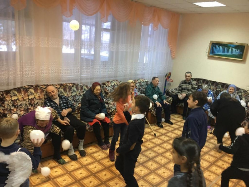 Воспитанники воскресной учебно-воспитательной группы Свято-Екатерининского прихода г. Красный Сулин навестили одиноких стариков