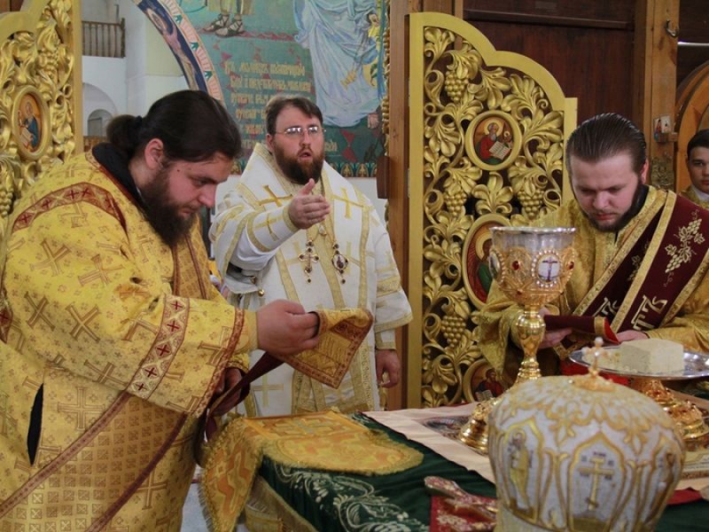 Епископ Игнатий в неделю 7-ю по Пасхе совершил Литургию в Покровском кафедральном соборе г. Шахты
