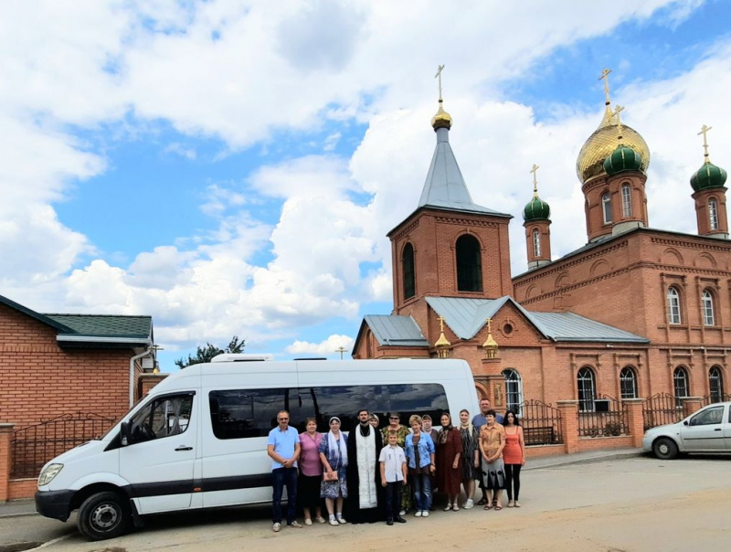Прихожане Свято-Троицкого храма г. Каменск-Шахтинский отправились в Богородице-Тихоновский (Тюнинский) монастырь