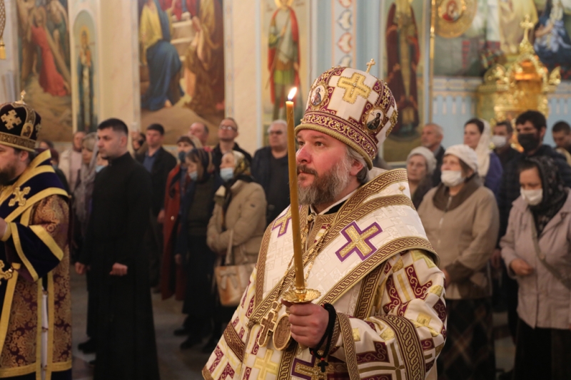 Архиереи трех епархий Донской митрополии совершили всенощное бдение в соборе Рождества Христова города Волгодонска