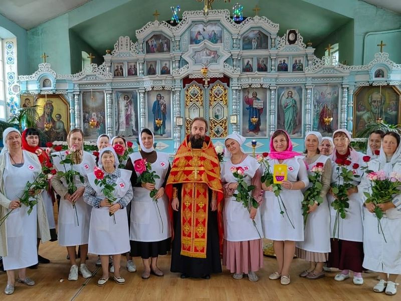 В храме Архистратига Михаила состоялось поздравление сестёр милосердия в день святых жён-мироносиц