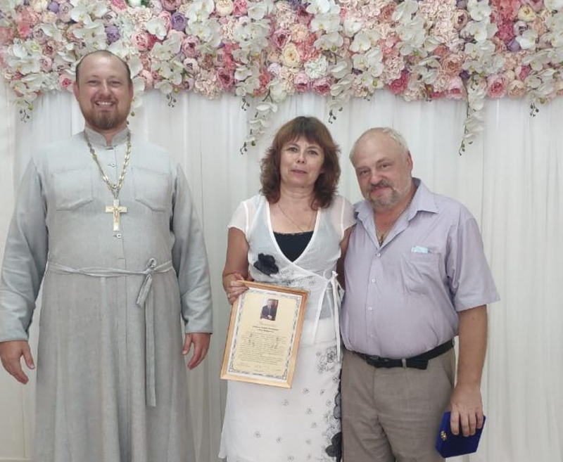 Протоиерей Роман Амплеев поздравил с 30-летним юбилеем совместной жизни семью Сахниных