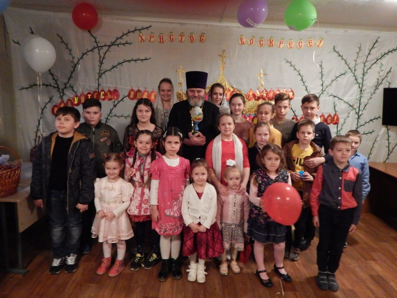 Воспитанники воскресной школы «Никольцы» и их родители, гости и прихожане, прибывшие на встречу Благодатного огня стали участниками детского пасхального праздника в храме свт. Николая х. Гуково