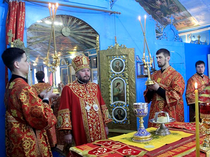 Преосвященнейший епископ Симон совершил Божественную литургию в храме Покрова Пресвятой Богородицы г. Новошахтинска