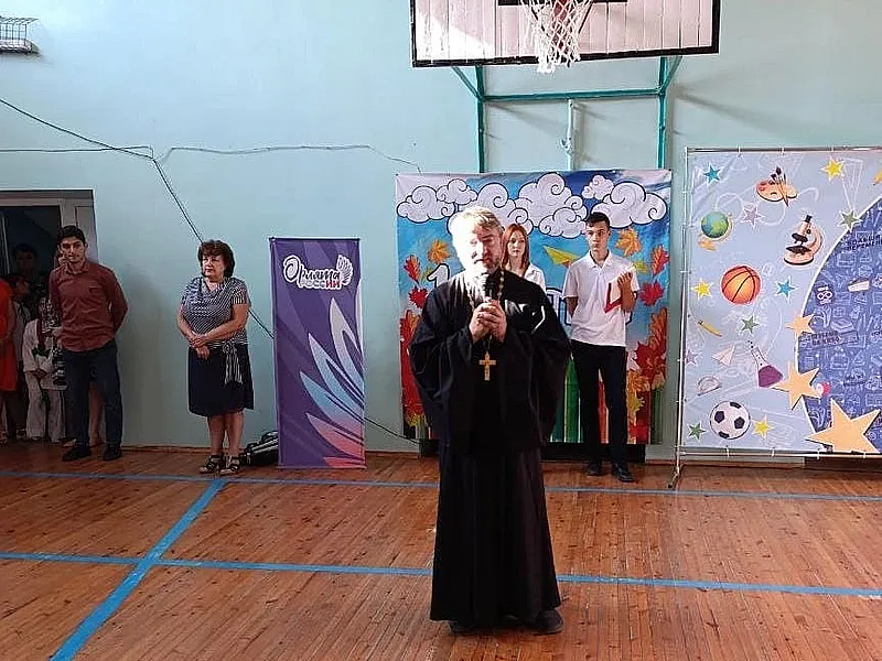 В День знаний иерей Виталий Крендясов напутствовал на учебный год учеников школы № 8
