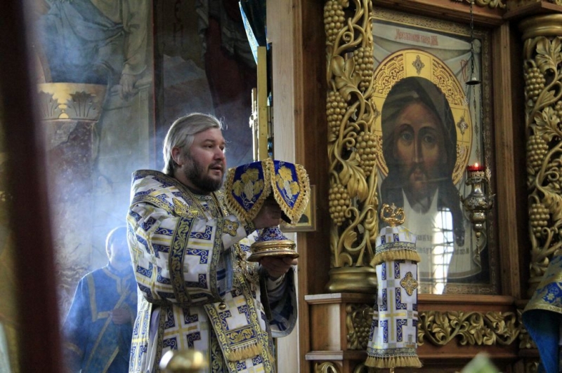 В день Отдания праздника Рождества Пресвятой Богородицы Преосвященнейший епископ Симон возглавил Божественную литургию в Покровском соборе кафедрального города Шахты