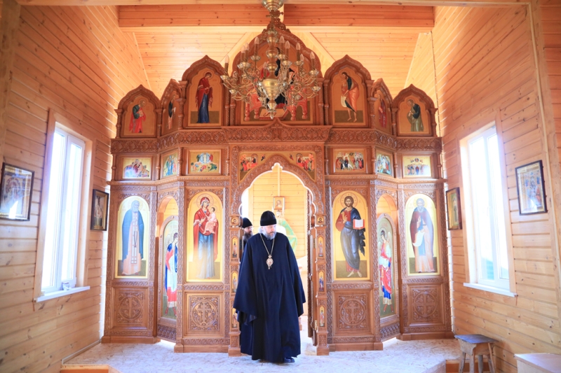 Преосвященнейший епископ Симон ознакомился с ходом установки нового иконостаса в храме преподобного Сергия Радонежского города Шахты