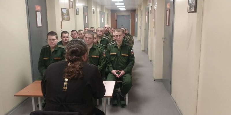 Протоиерей Константин Федосеев провел встречу с военнослужащими 102 мотострелкового полка