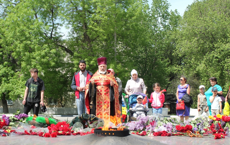 9 мая года в г. Гуково настоятель храма великомученика и целителя Пантелеимона иерей Олег Бурлаков совершил на площади Победы заупокойную литию о погибших воинах