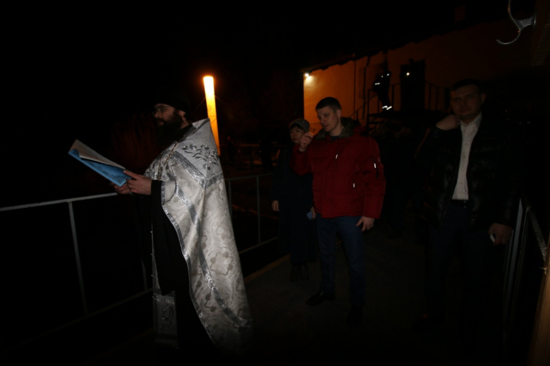 В ночь с 18 на 19 января чин Великого освящения воды в шахтинском пруду 20 лет РКК совершил настоятель Покровского собора г. Шахты иерей Александр Теличкин