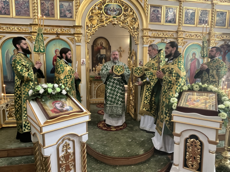 В праздник Пятидесятницы Преосвященнейший епископ Симон совершил Божественную литургию в храме Святой Троицы города Каменск-Шахтинский