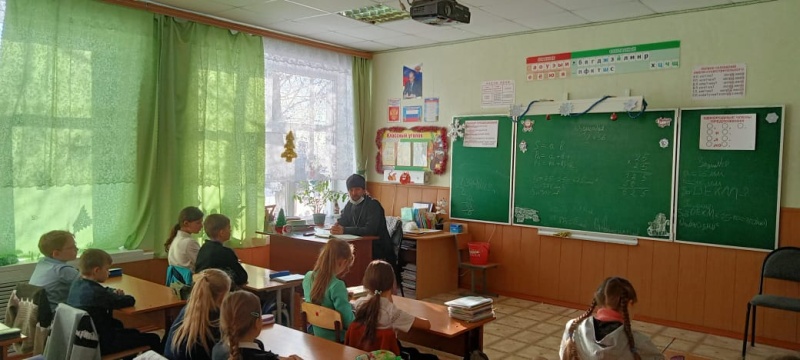 Иеромонах Арсений (Алимов) провел урок в школе пос. Табунщиково